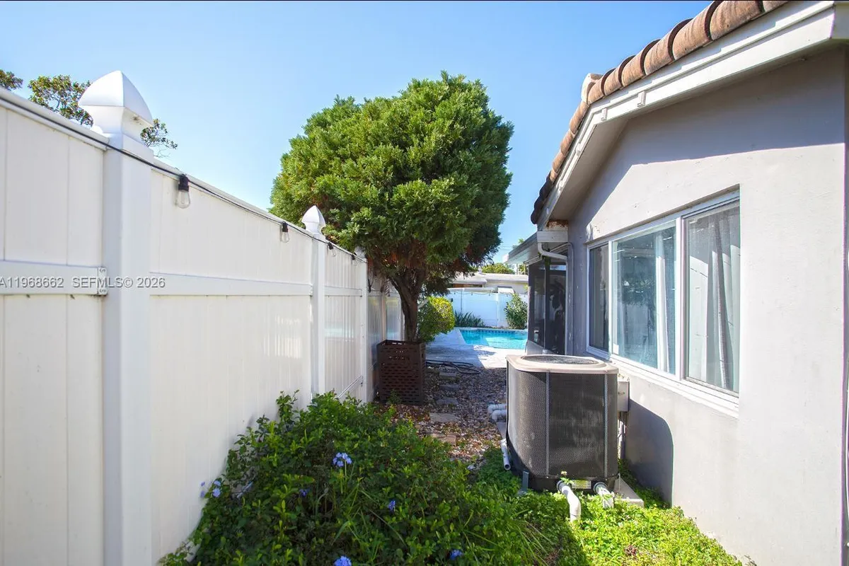 2450 NE 18th St, Pompano Beach FL 33062