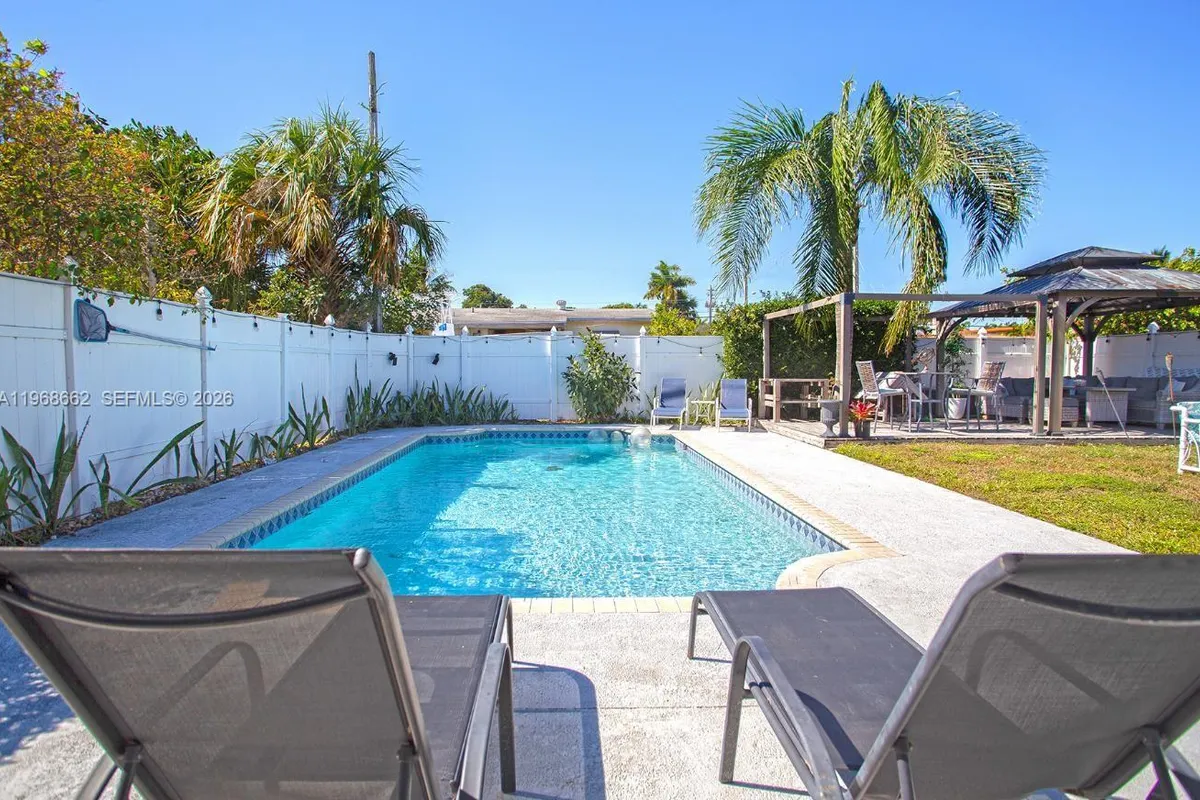 2450 NE 18th St, Pompano Beach FL 33062