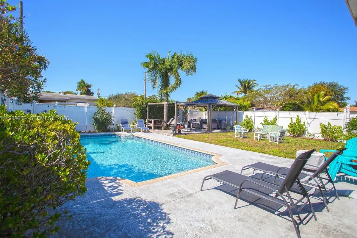 2450 NE 18th St, Pompano Beach FL 33062