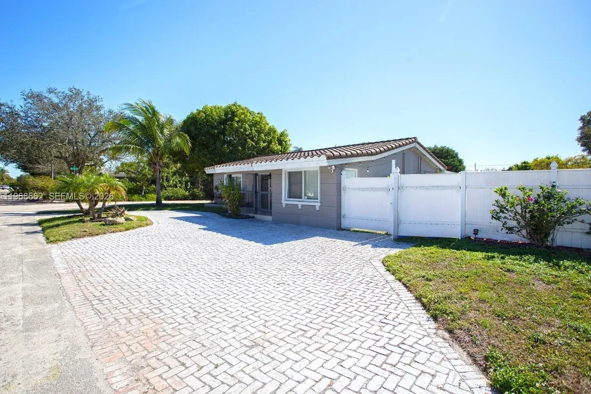 2450 NE 18th St, Pompano Beach FL 33062