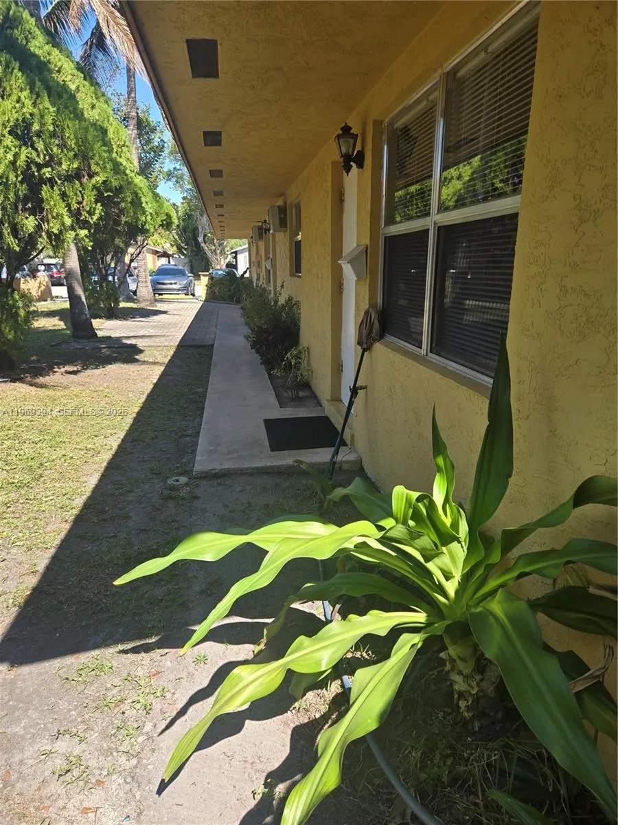 208 SW 1st Ct, Pompano Beach FL 33060