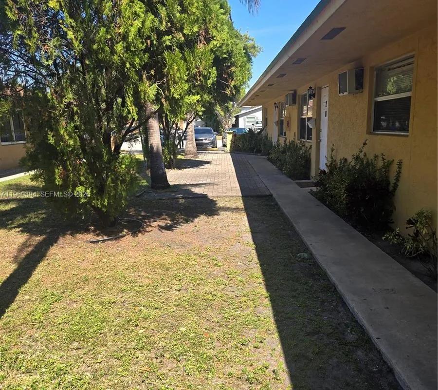 208 SW 1st Ct, Pompano Beach FL 33060