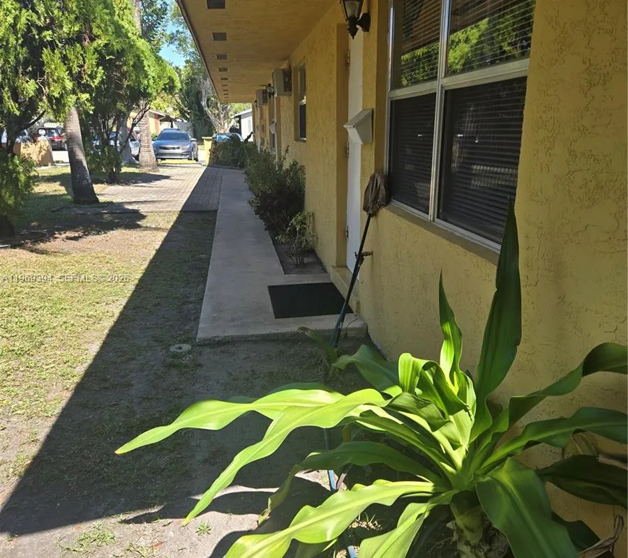 208 SW 1st Ct, Pompano Beach FL 33060