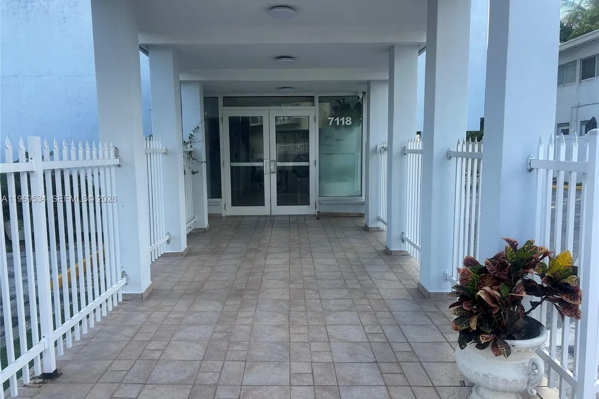 7118 Bonita Dr # 704, Miami Beach FL 33141