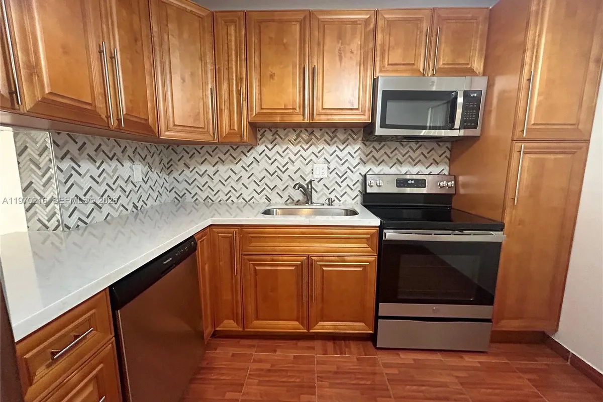 1080 Del Lago Cir # 202, Sunrise FL 33313