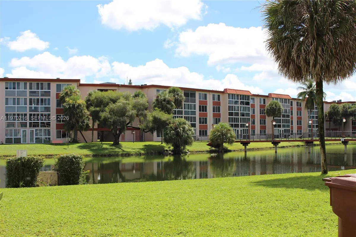 1080 Del Lago Cir # 202, Sunrise FL 33313