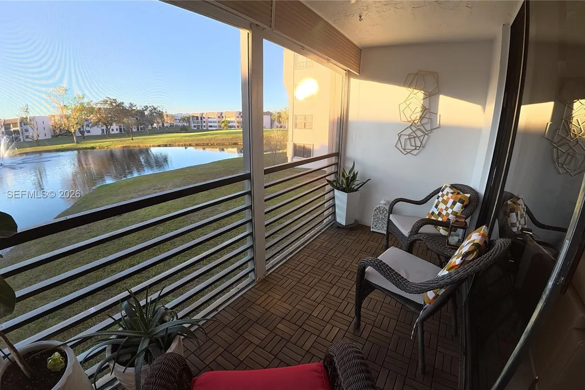 10303 Sunrise Lakes Blvd # 211, Sunrise FL 33322