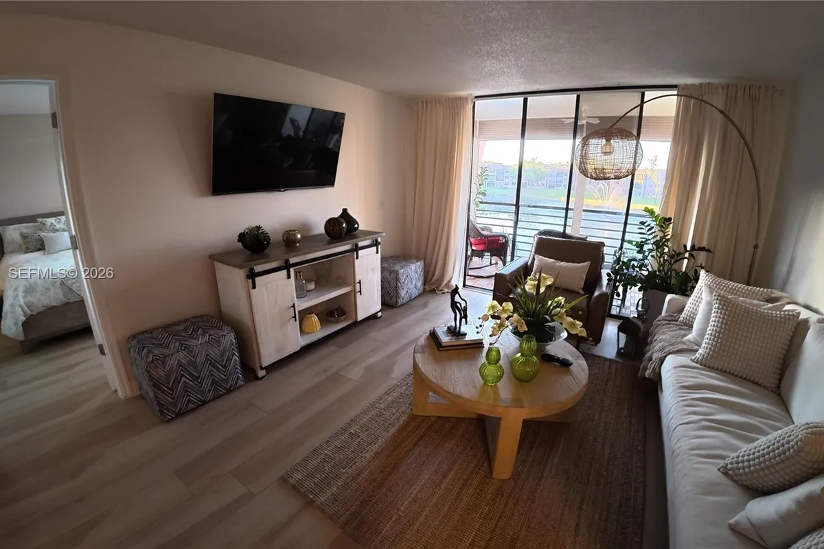 10303 Sunrise Lakes Blvd # 211, Sunrise FL 33322