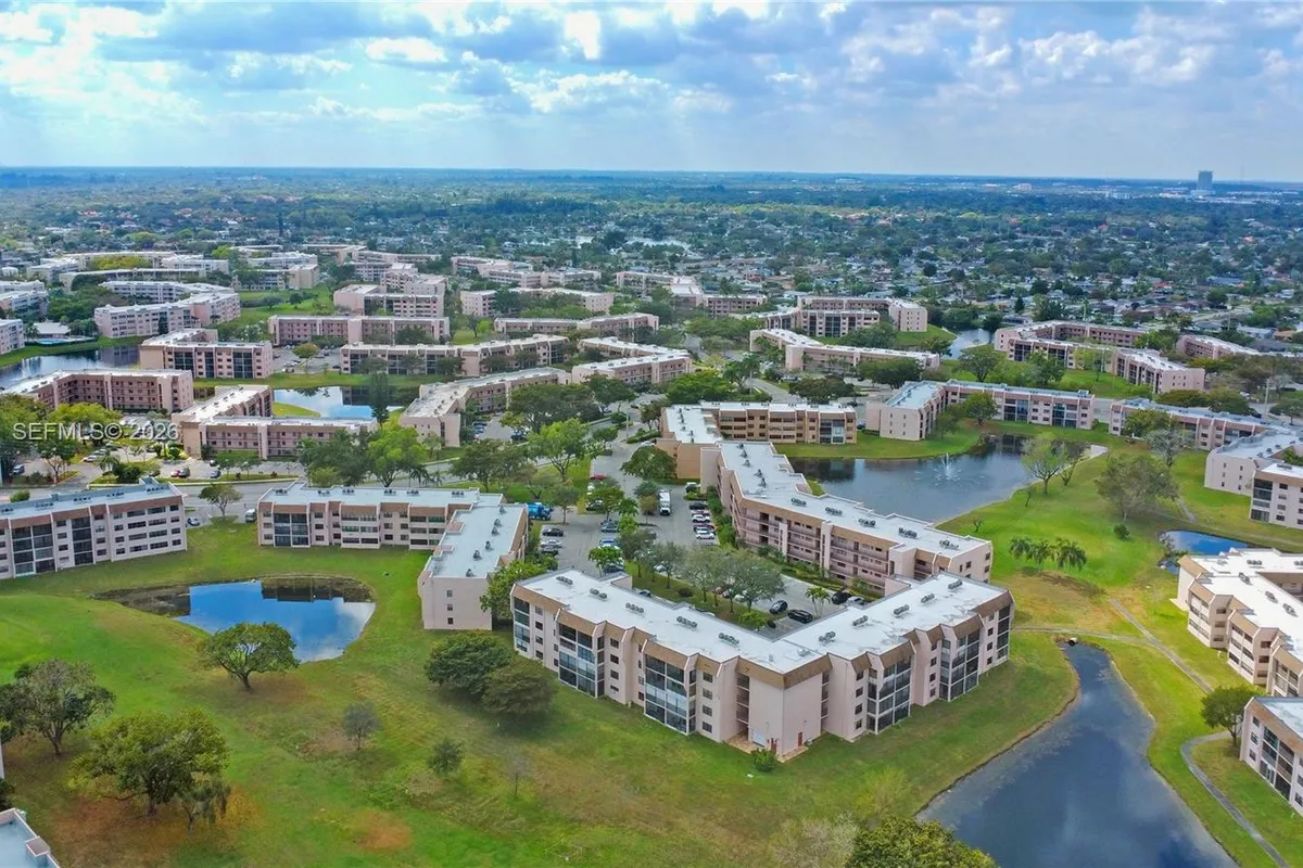 10207 Sunrise Lakes Blvd # 204, Sunrise FL 33322