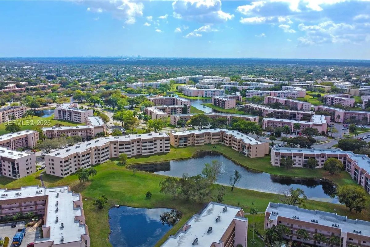 10207 Sunrise Lakes Blvd # 204, Sunrise FL 33322