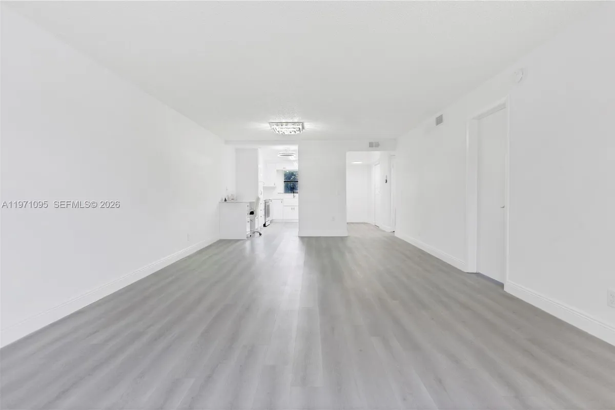 10207 Sunrise Lakes Blvd # 204, Sunrise FL 33322