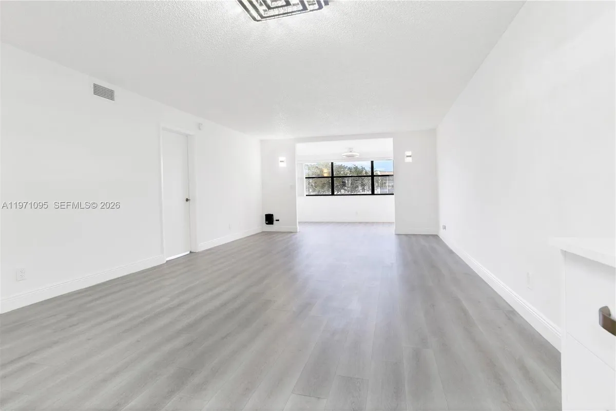 10207 Sunrise Lakes Blvd # 204, Sunrise FL 33322