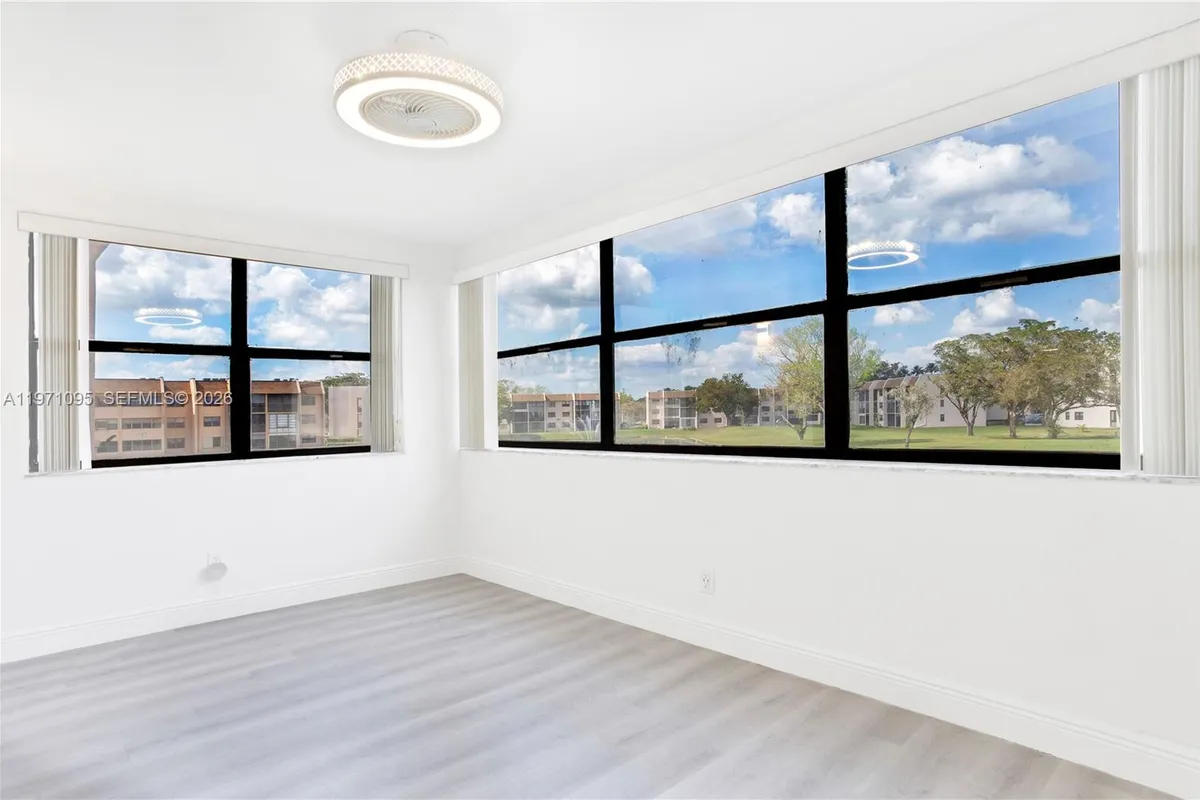 10207 Sunrise Lakes Blvd # 204, Sunrise FL 33322