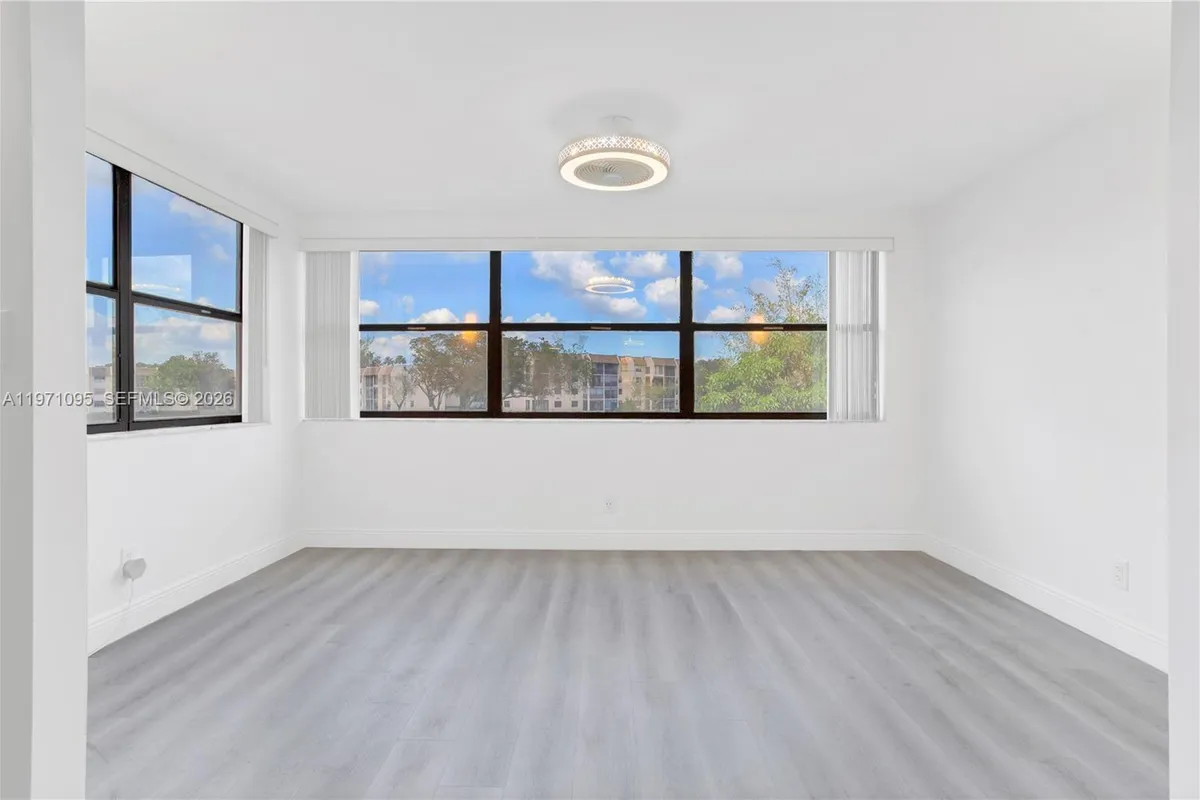 10207 Sunrise Lakes Blvd # 204, Sunrise FL 33322