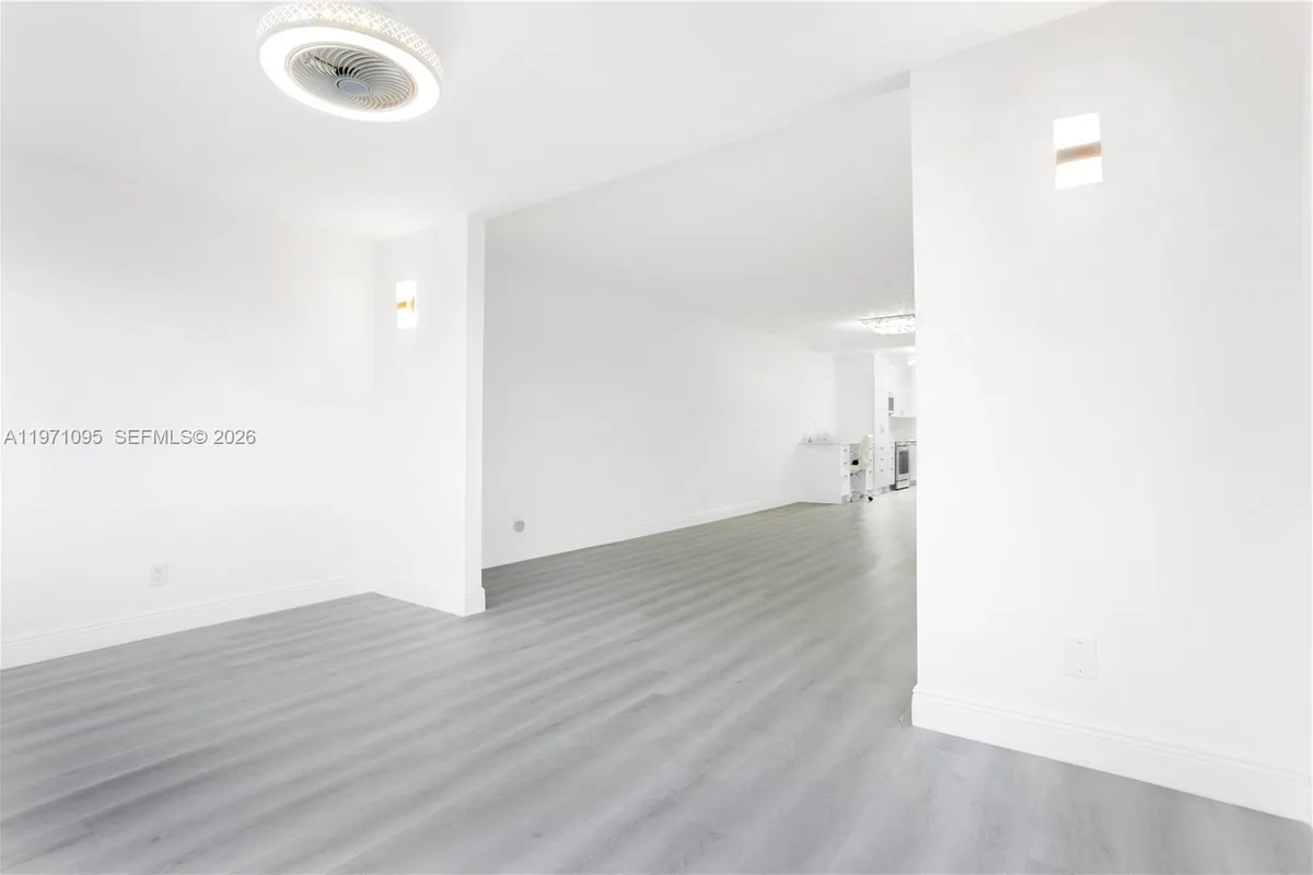 10207 Sunrise Lakes Blvd # 204, Sunrise FL 33322