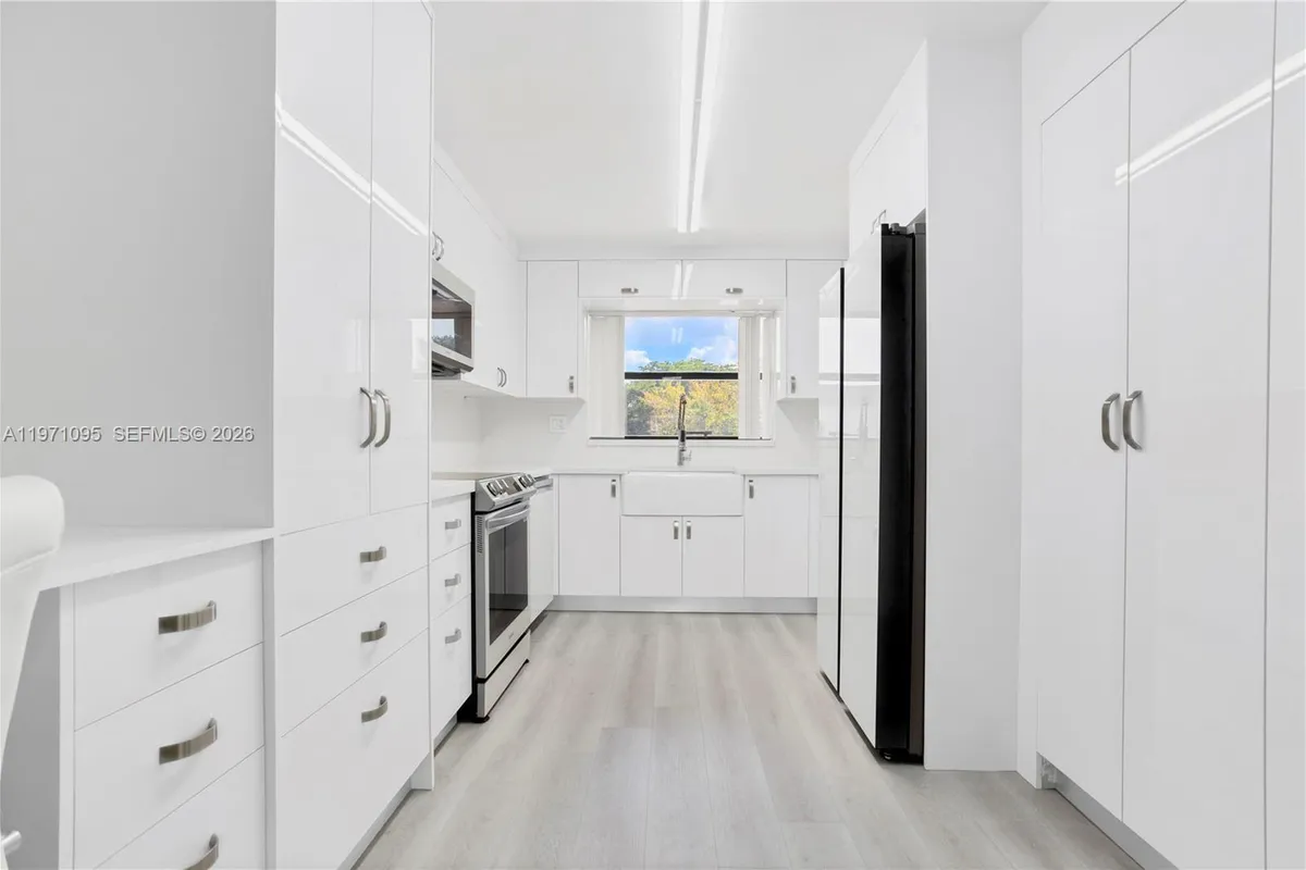 10207 Sunrise Lakes Blvd # 204, Sunrise FL 33322