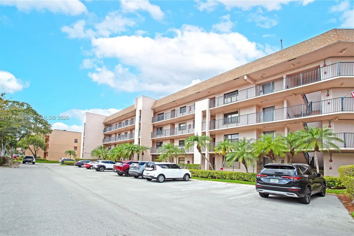10207 Sunrise Lakes Blvd # 204, Sunrise FL 33322