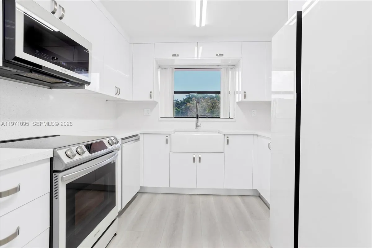 10207 Sunrise Lakes Blvd # 204, Sunrise FL 33322