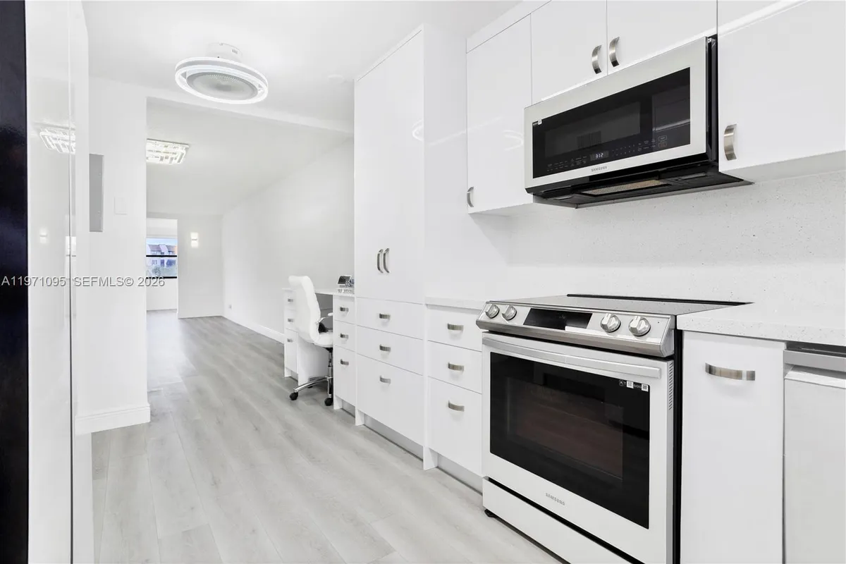 10207 Sunrise Lakes Blvd # 204, Sunrise FL 33322