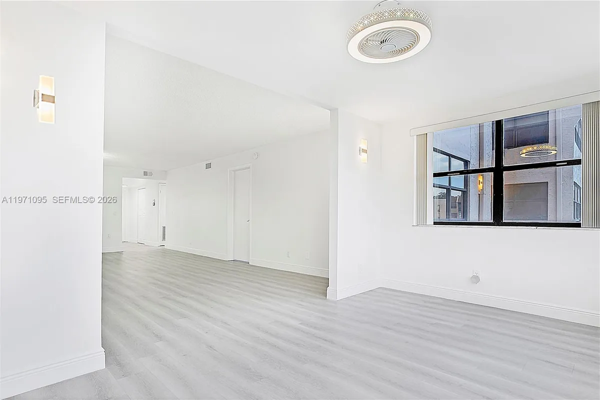 10207 Sunrise Lakes Blvd # 204, Sunrise FL 33322