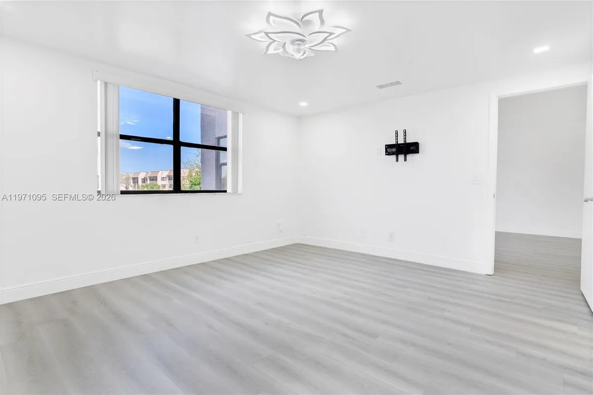 10207 Sunrise Lakes Blvd # 204, Sunrise FL 33322