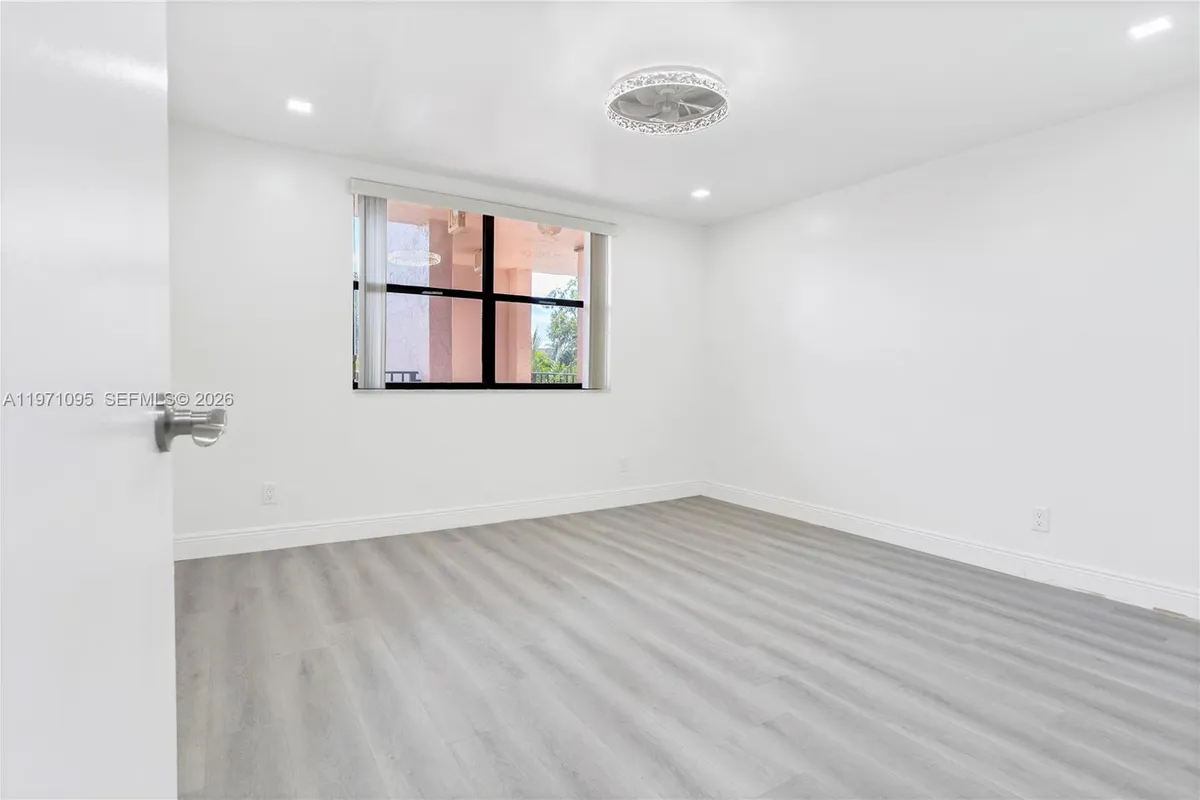 10207 Sunrise Lakes Blvd # 204, Sunrise FL 33322