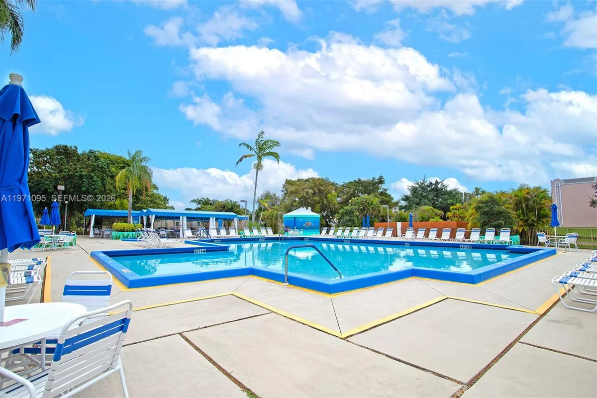 10207 Sunrise Lakes Blvd # 204, Sunrise FL 33322