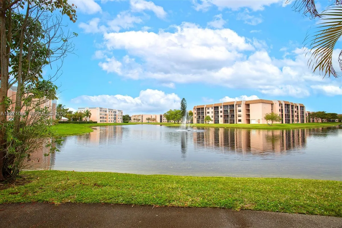10207 Sunrise Lakes Blvd # 204, Sunrise FL 33322