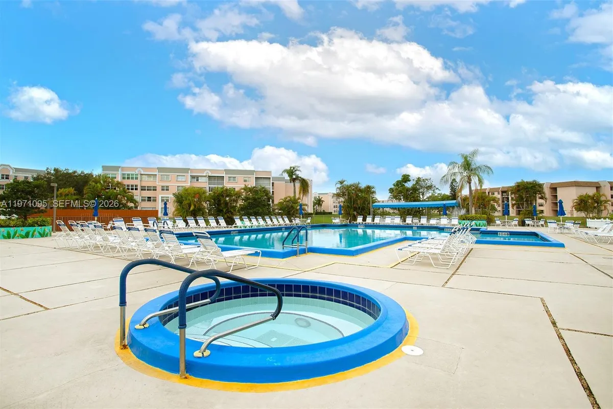 10207 Sunrise Lakes Blvd # 204, Sunrise FL 33322