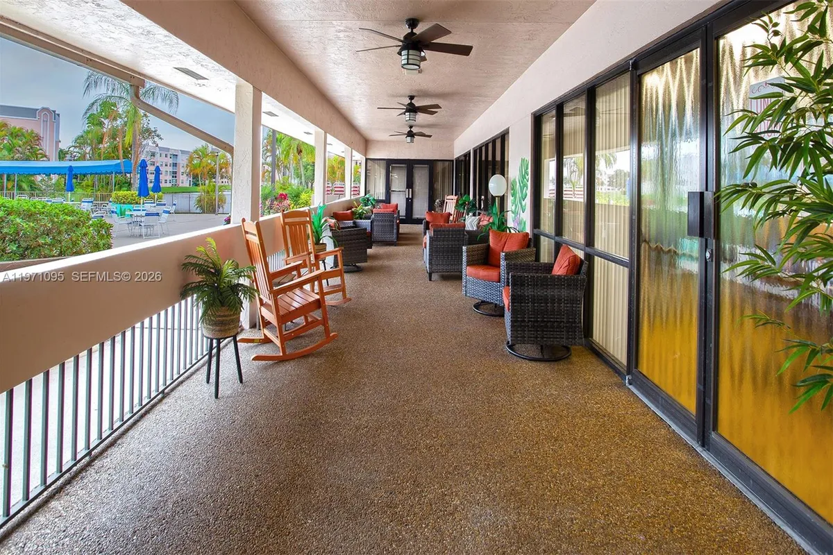 10207 Sunrise Lakes Blvd # 204, Sunrise FL 33322