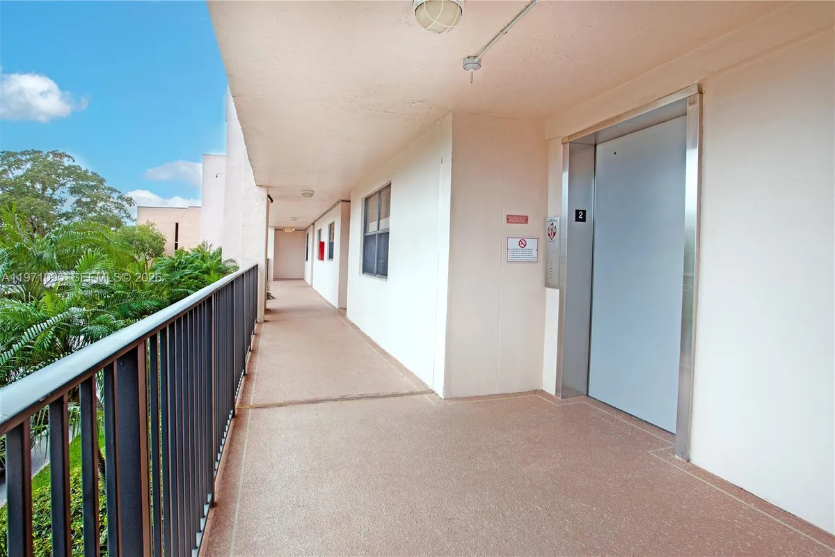 10207 Sunrise Lakes Blvd # 204, Sunrise FL 33322