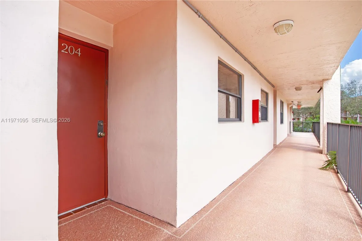 10207 Sunrise Lakes Blvd # 204, Sunrise FL 33322