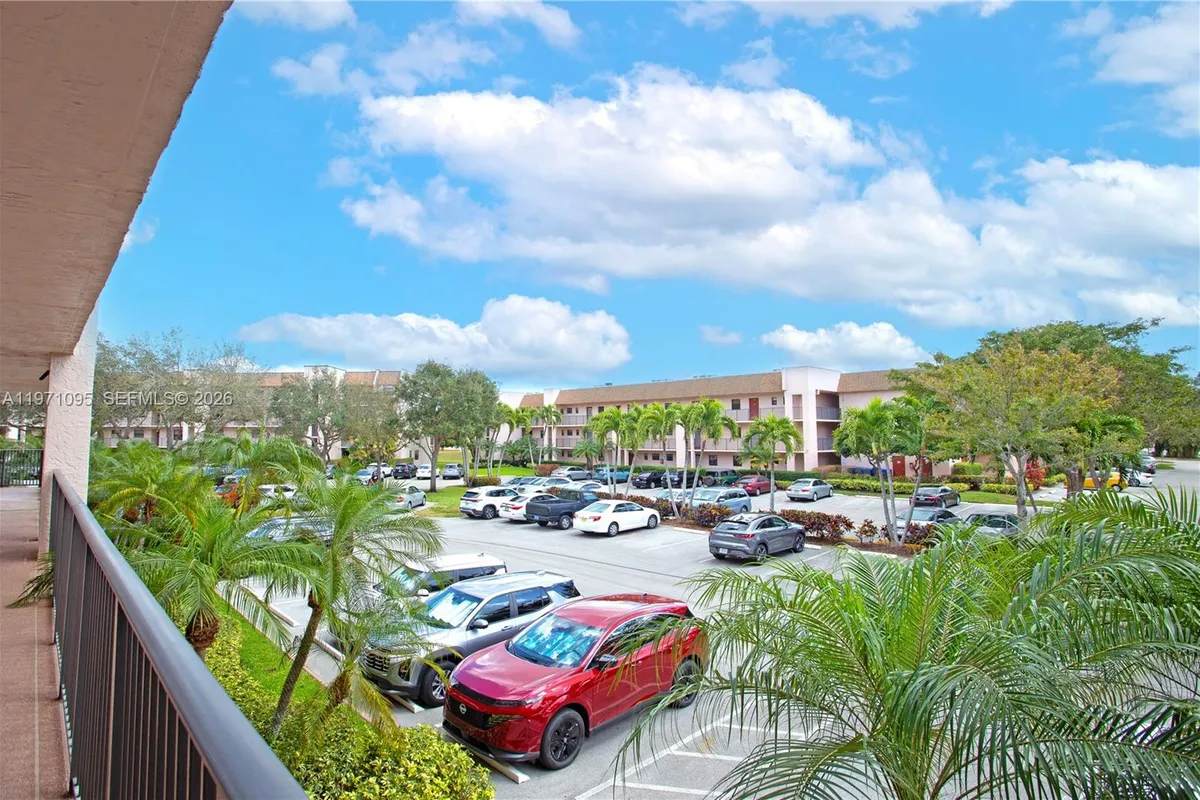 10207 Sunrise Lakes Blvd # 204, Sunrise FL 33322