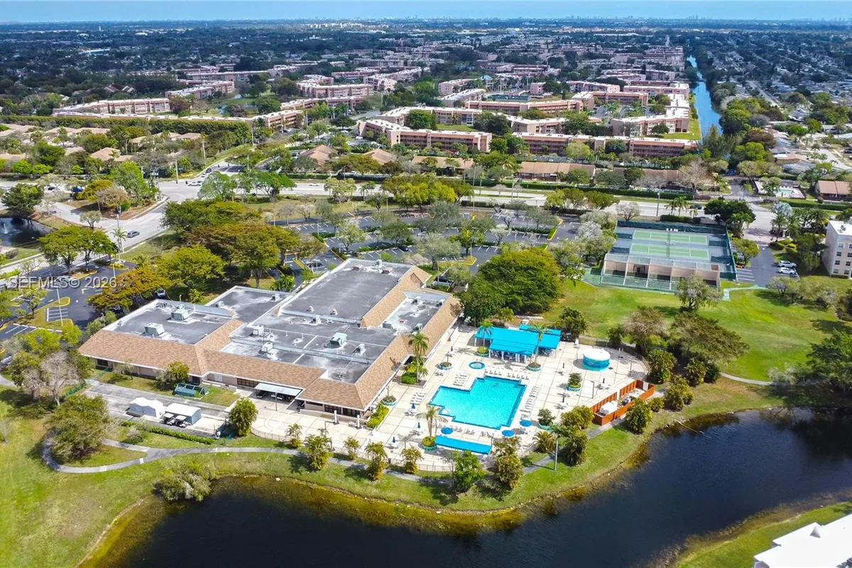 10207 Sunrise Lakes Blvd # 204, Sunrise FL 33322