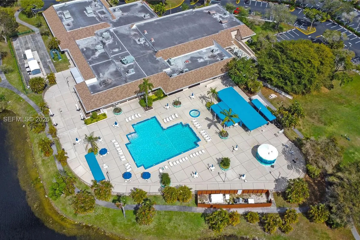 10207 Sunrise Lakes Blvd # 204, Sunrise FL 33322