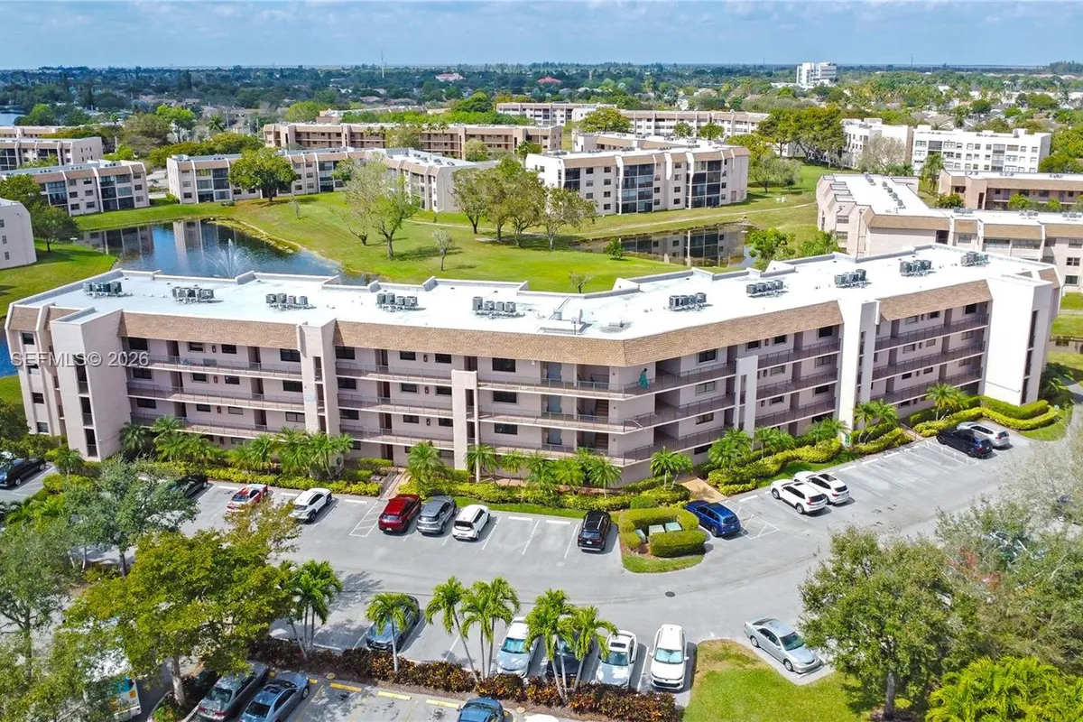 10207 Sunrise Lakes Blvd # 204, Sunrise FL 33322