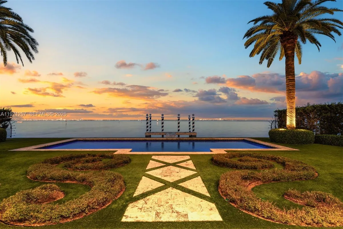 10 Tahiti Beach Island Rd, Coral Gables FL 33143