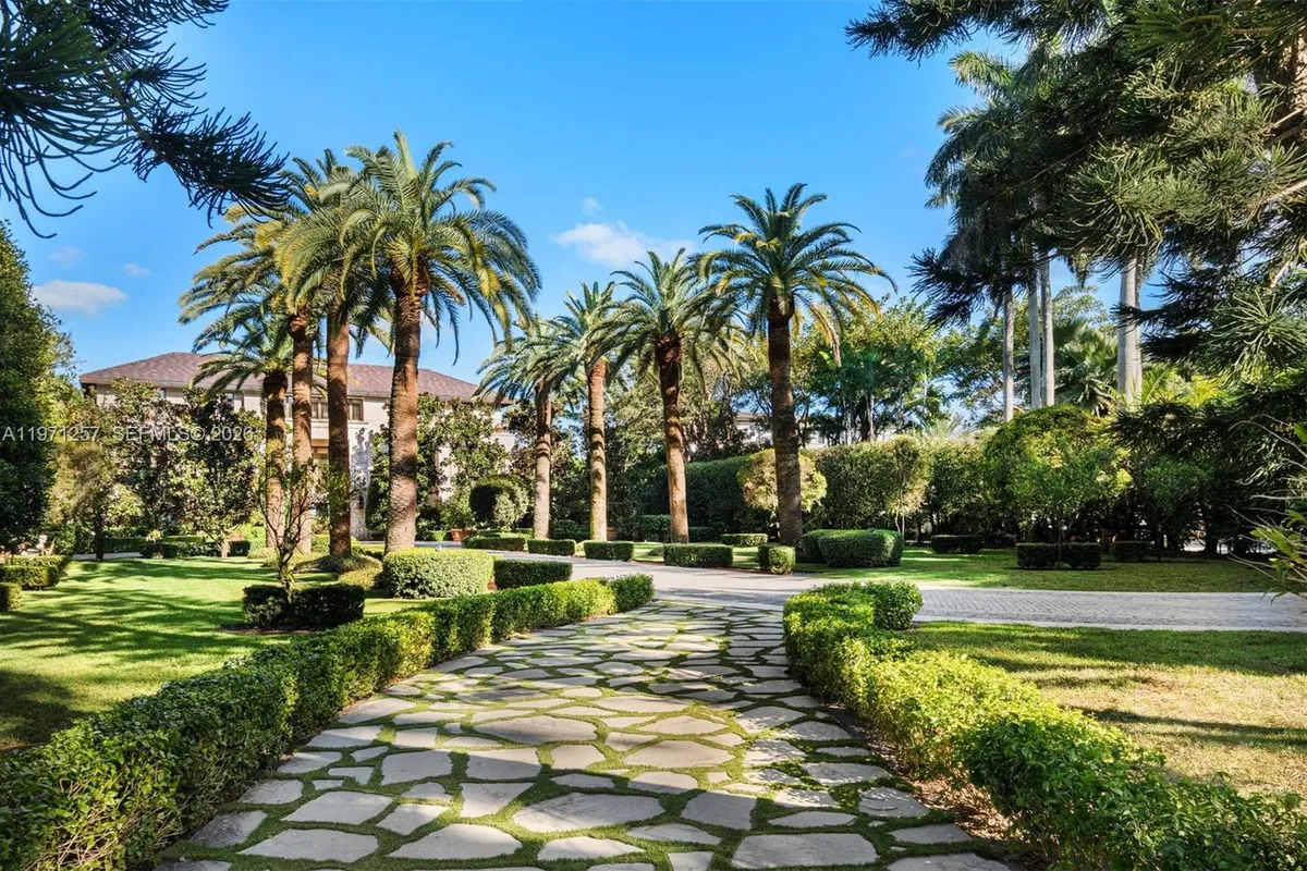 10 Tahiti Beach Island Rd, Coral Gables FL 33143