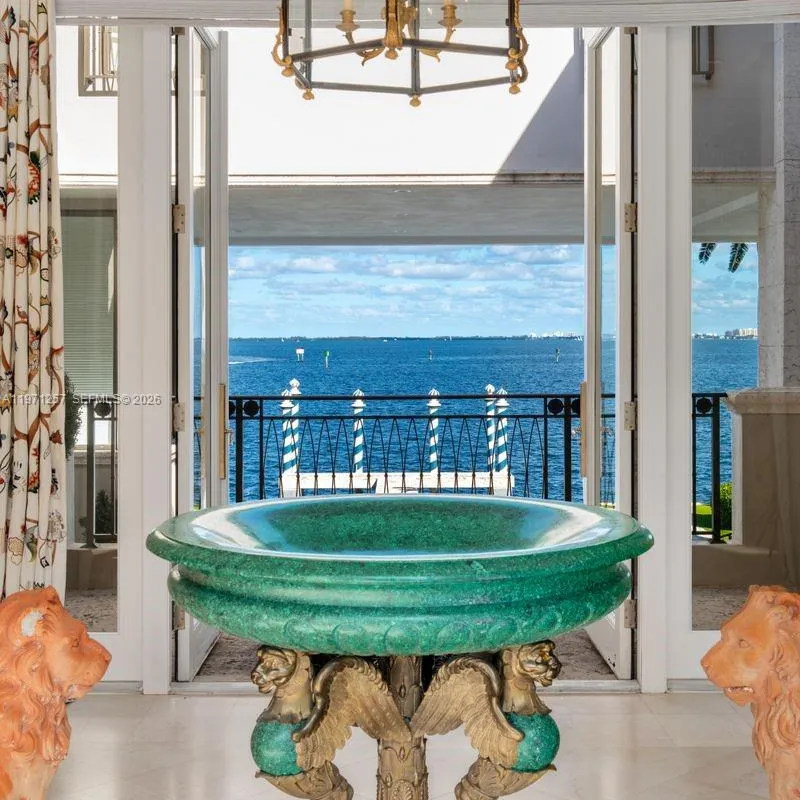 10 Tahiti Beach Island Rd, Coral Gables FL 33143