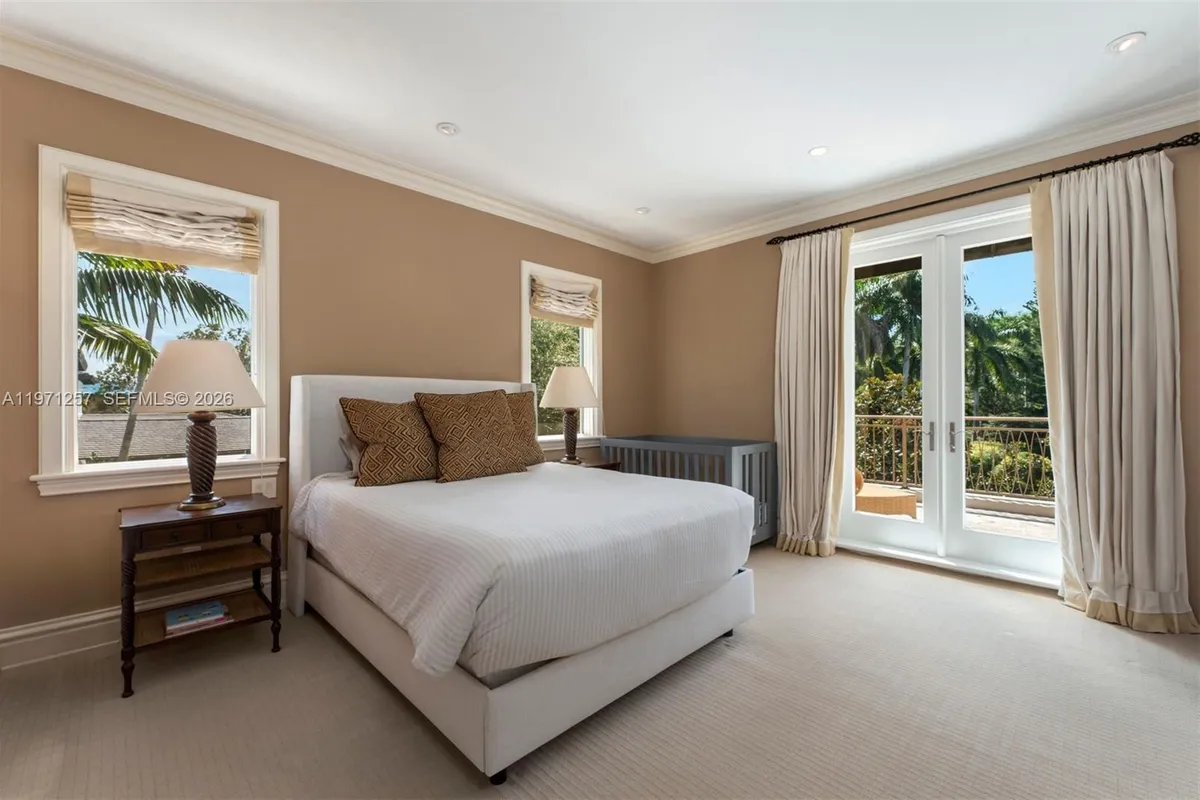 10 Tahiti Beach Island Rd, Coral Gables FL 33143