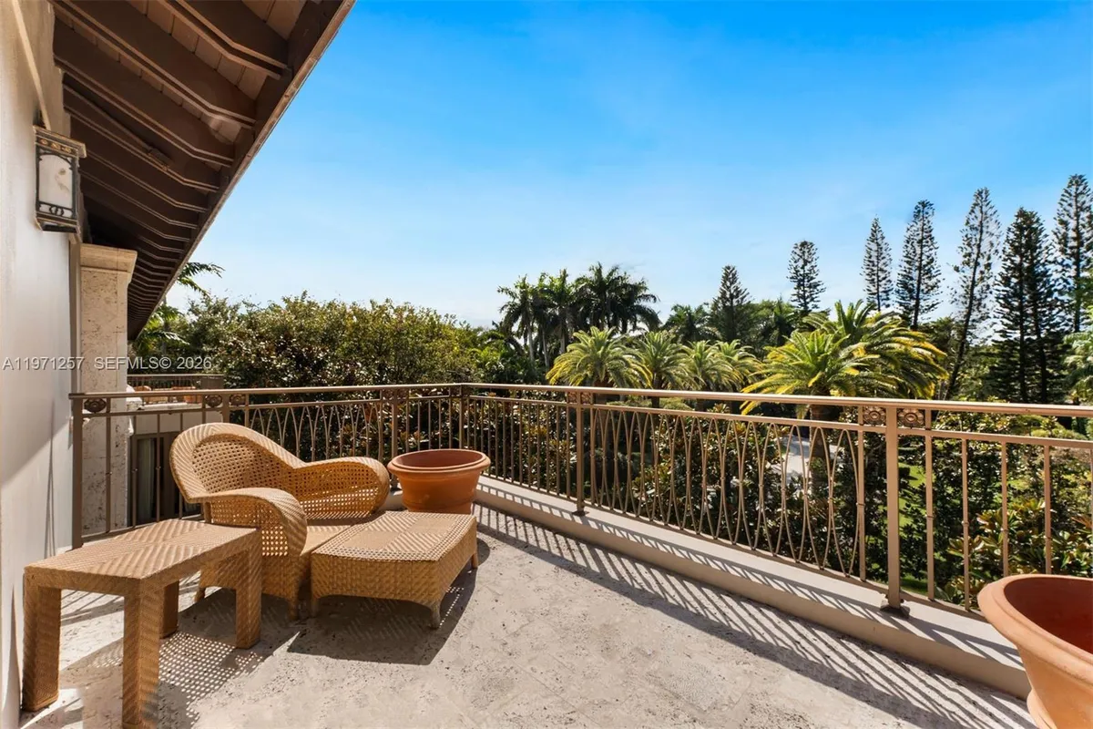 10 Tahiti Beach Island Rd, Coral Gables FL 33143