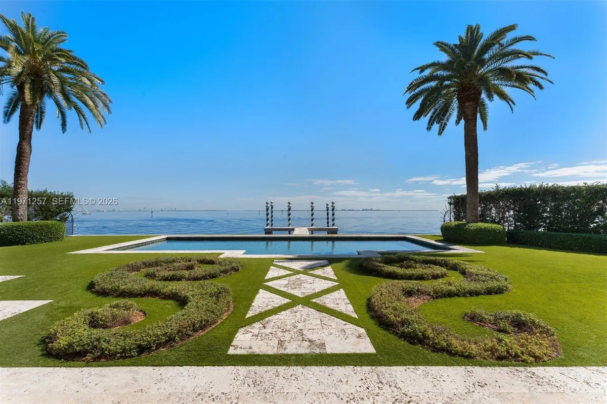 10 Tahiti Beach Island Rd, Coral Gables FL 33143