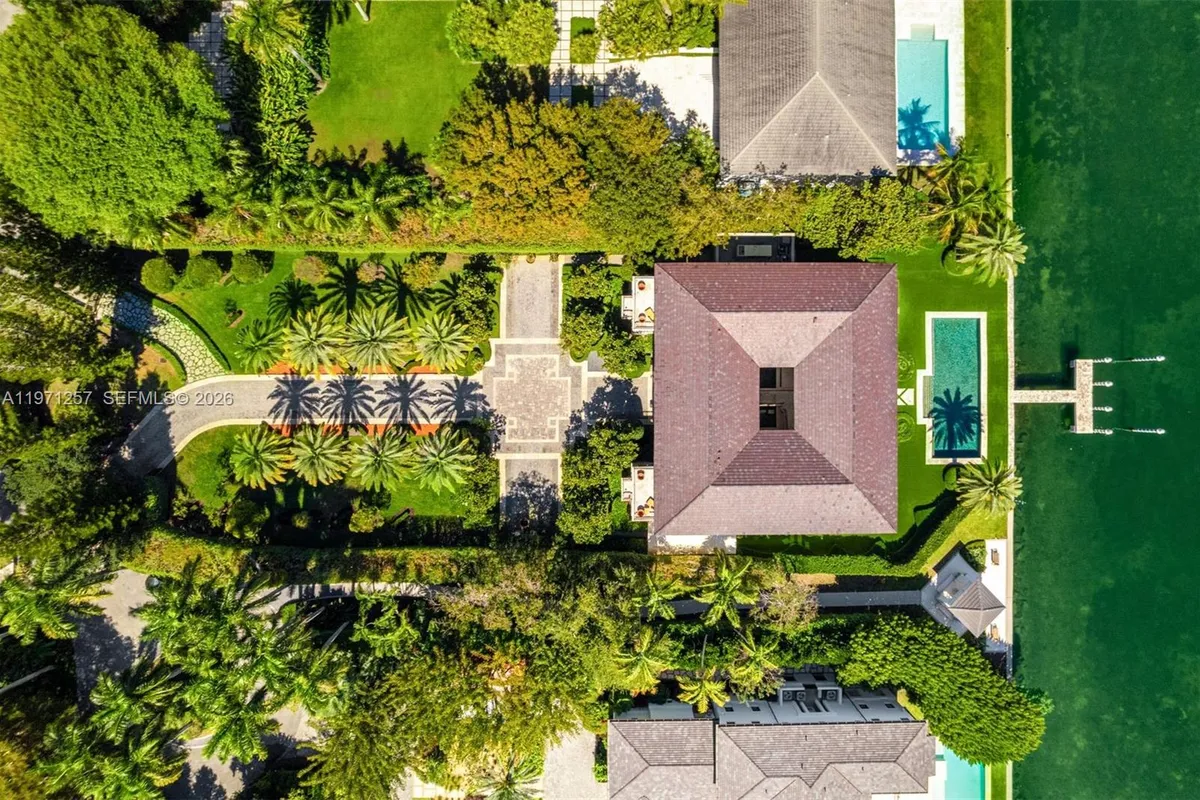 10 Tahiti Beach Island Rd, Coral Gables FL 33143