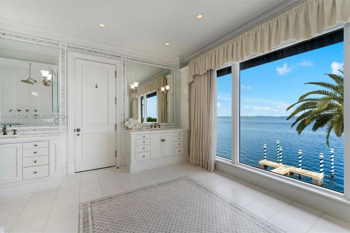 10 Tahiti Beach Island Rd, Coral Gables FL 33143