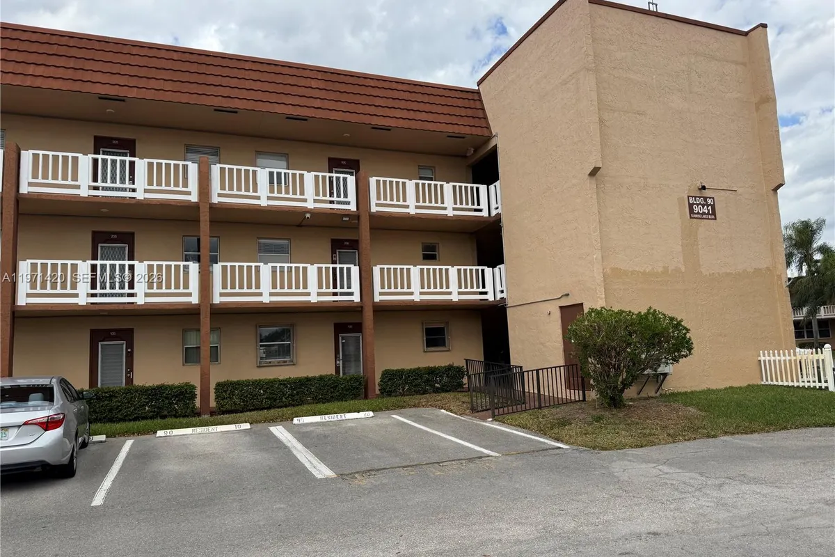 9041 Sunrise Lakes Blvd # 303, Sunrise FL 33322