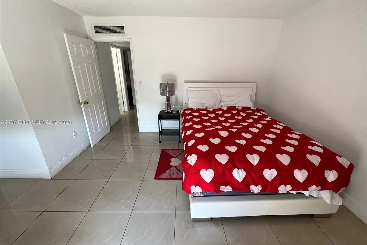 9240 Fontainebleau Blvd # 207, Miami FL 33172