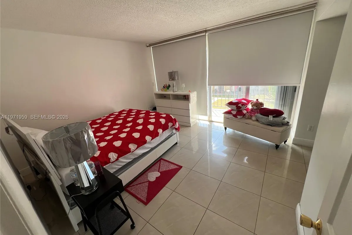 9240 Fontainebleau Blvd # 207, Miami FL 33172