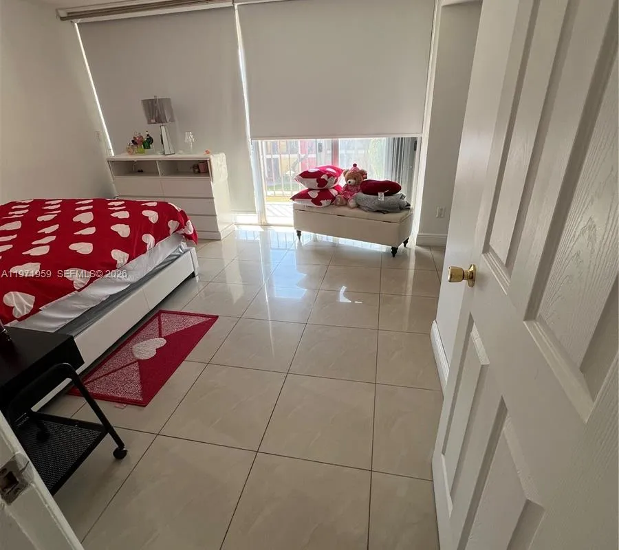 9240 Fontainebleau Blvd # 207, Miami FL 33172