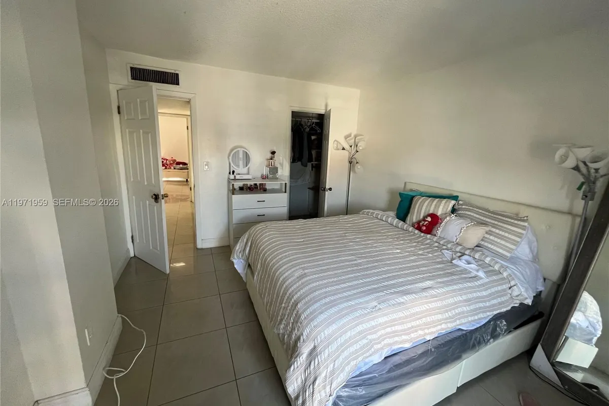 9240 Fontainebleau Blvd # 207, Miami FL 33172