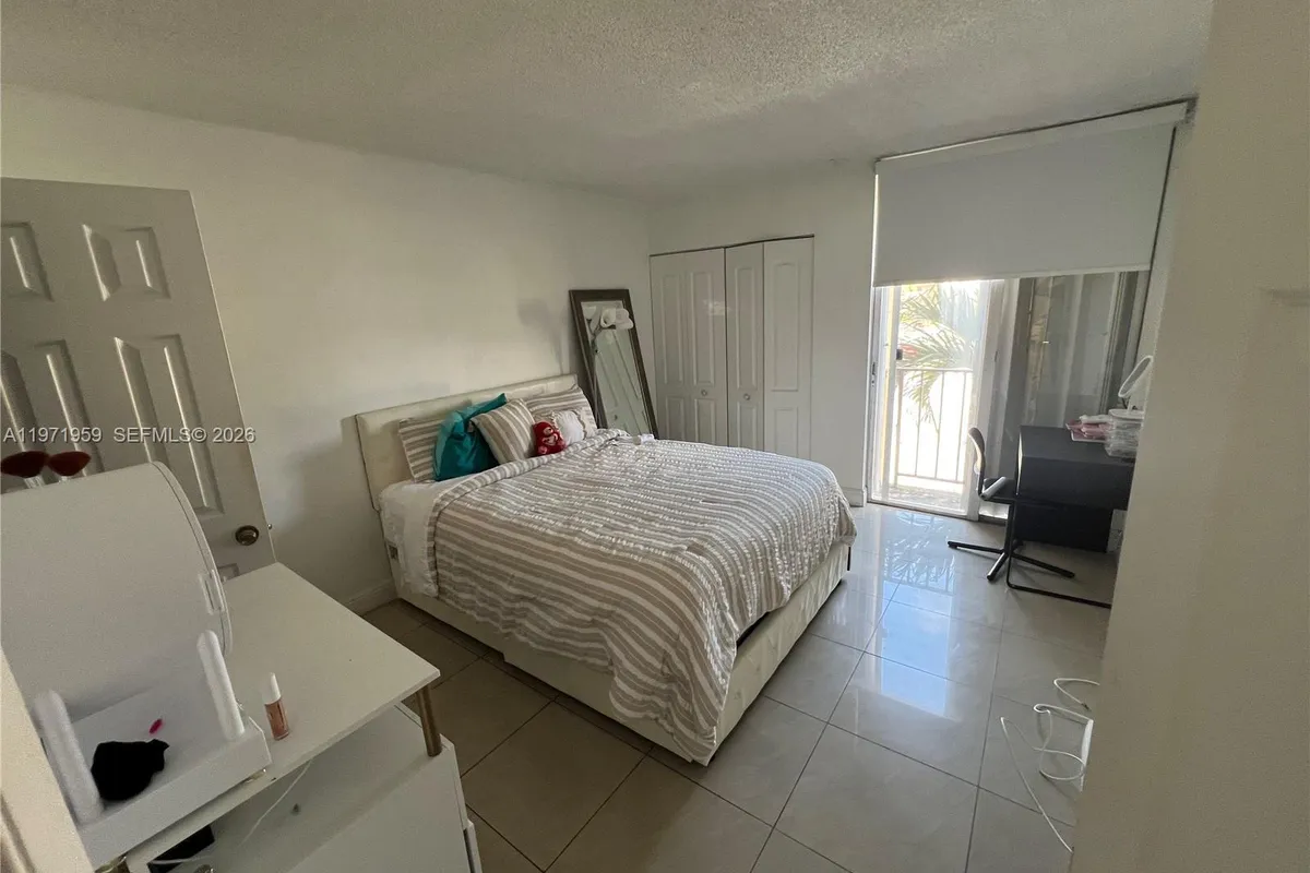 9240 Fontainebleau Blvd # 207, Miami FL 33172